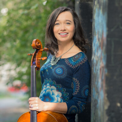 Portraitfoto Beate Hofmann mit Violoncello