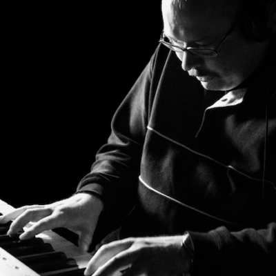 Portraitfoto Andreas "Scotty" Böttcher am Klavier